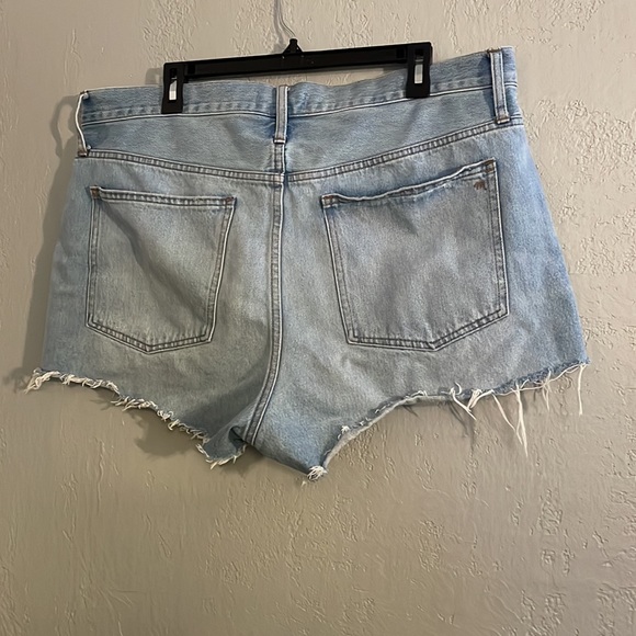 Madewell Relaxed Denim Shorts in Cedarcroft Wash - Picture 12 of 14
